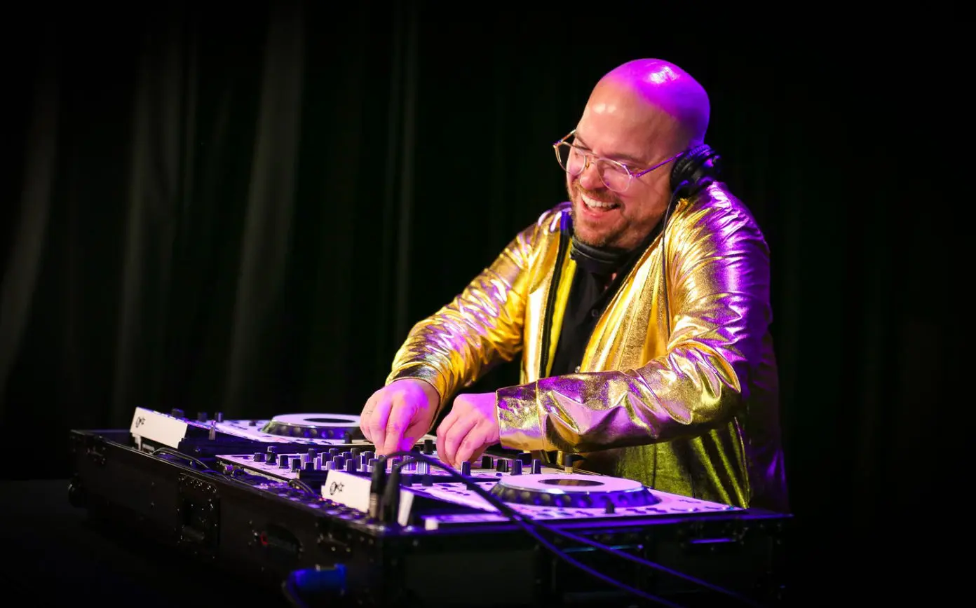 DJ Royaal. Ervaren professionele internationale DJ. Te boeken voor: kerstfeest/borrel, bedrijfsfeesten, evenementen, festivals, clubs en bruiloften.  #70s #80s #90s #Disco 